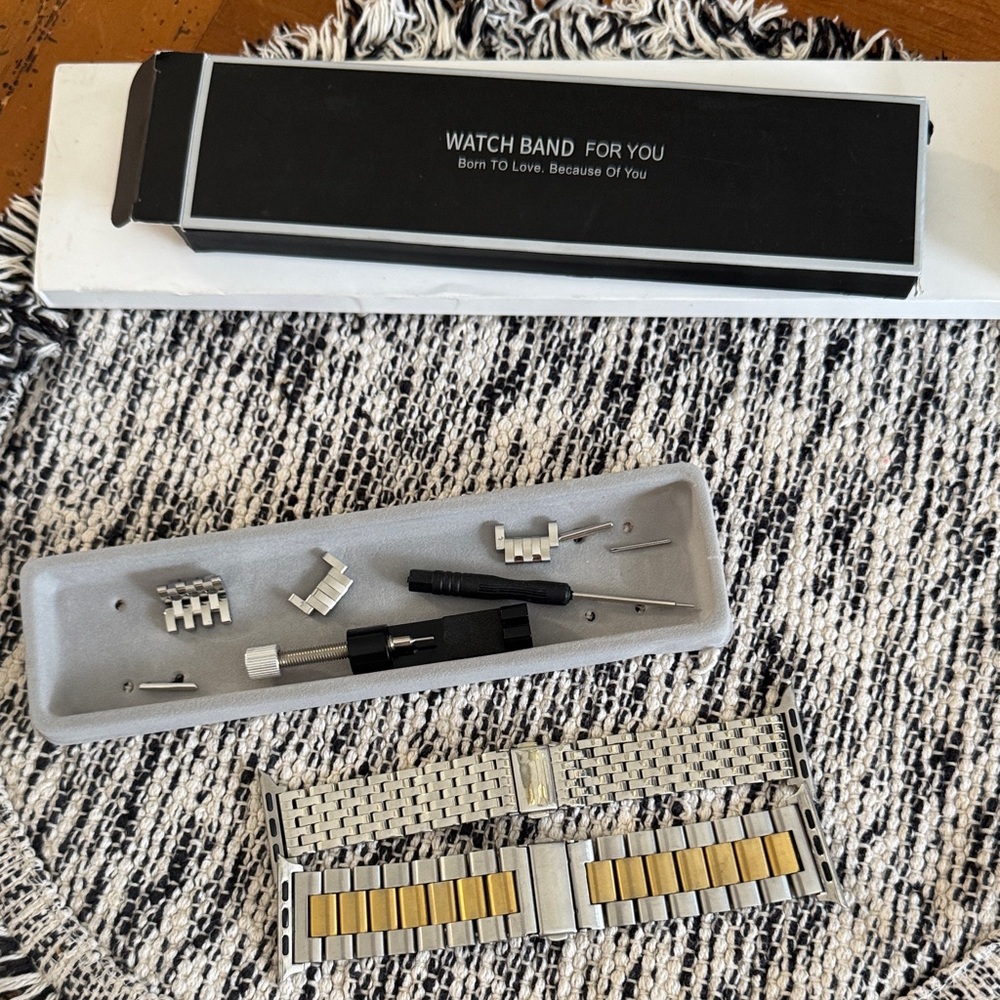 2 Apple watch bands